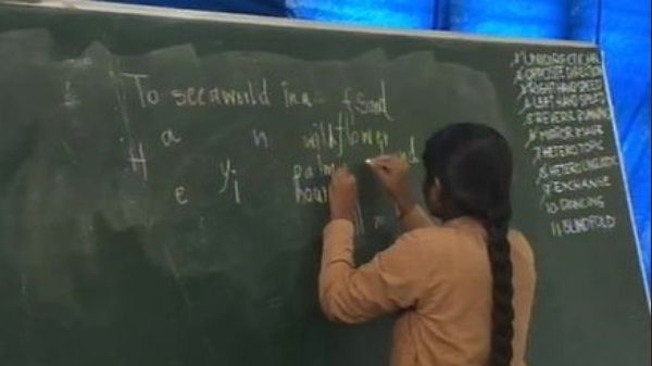 be gai 16 tuoi viet 40 tu trong 1 phut bang ca hai tay