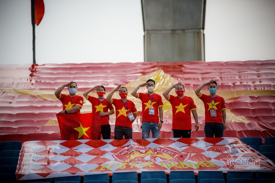 Việt Nam vs Australia: CĐV Việt Nam làm điều đặc biệt trên sân Mỹ Đình mặc dù không được vào cổ vũ đội tuyển Việt Nam vs Australia: CĐV Việt Nam làm điều đặc biệt trên sân Mỹ Đình mặc dù không được vào cổ vũ đội tuyển