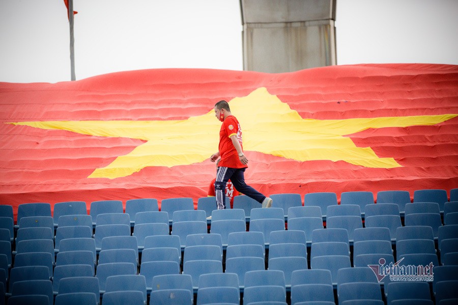 Việt Nam vs Australia: CĐV Việt Nam làm điều đặc biệt trên sân Mỹ Đình mặc dù không được vào cổ vũ đội tuyển Việt Nam vs Australia: CĐV Việt Nam làm điều đặc biệt trên sân Mỹ Đình mặc dù không được vào cổ vũ đội tuyển