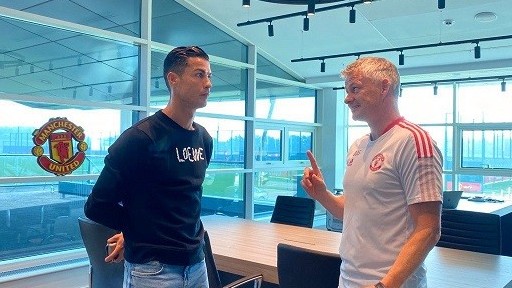 Ronaldo chiếm vị trí cầu thủ hay nhất mọi thời đại; hình ảnh buổi tập đầu tiên khi trở lại Man Utd