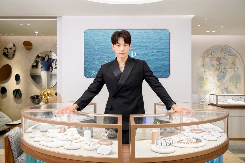 Nhân dịp Trung thu, vợ chồng Kim Tae Hee chụp ảnh với trang phục hanbok