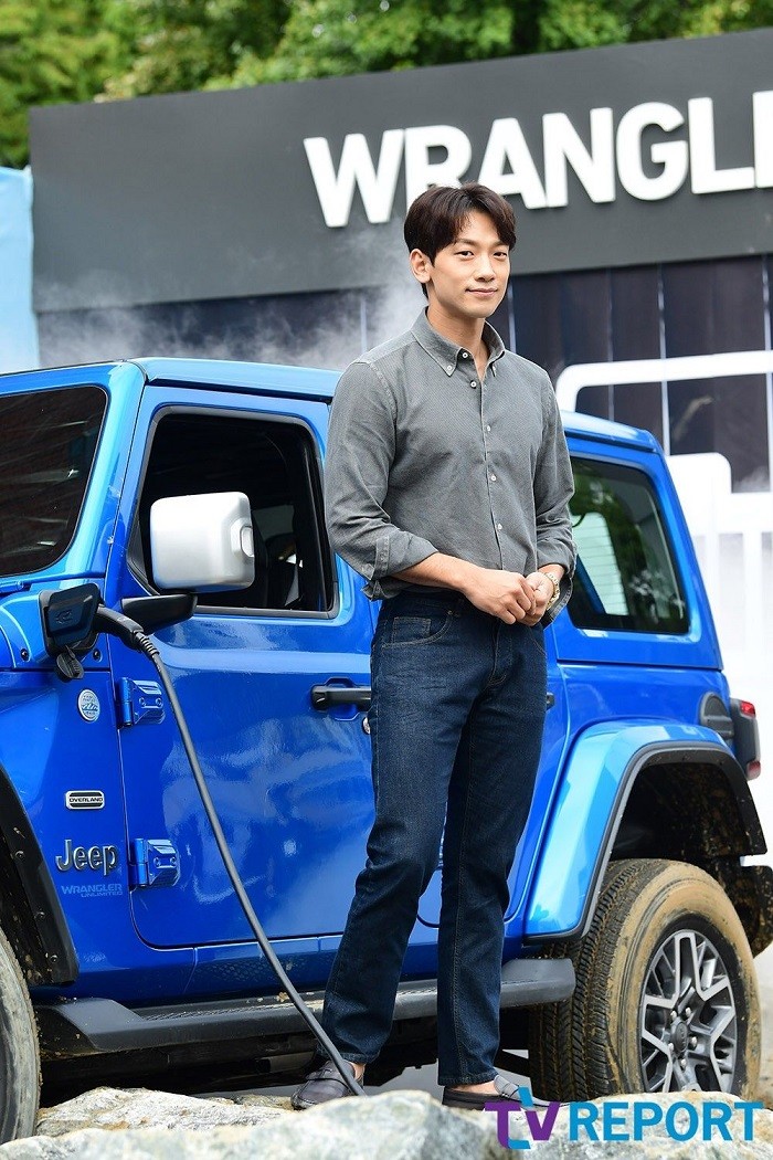 Nhân dịp Trung thu, vợ chồng Kim Tae Hee chụp ảnh với trang phục hanbok