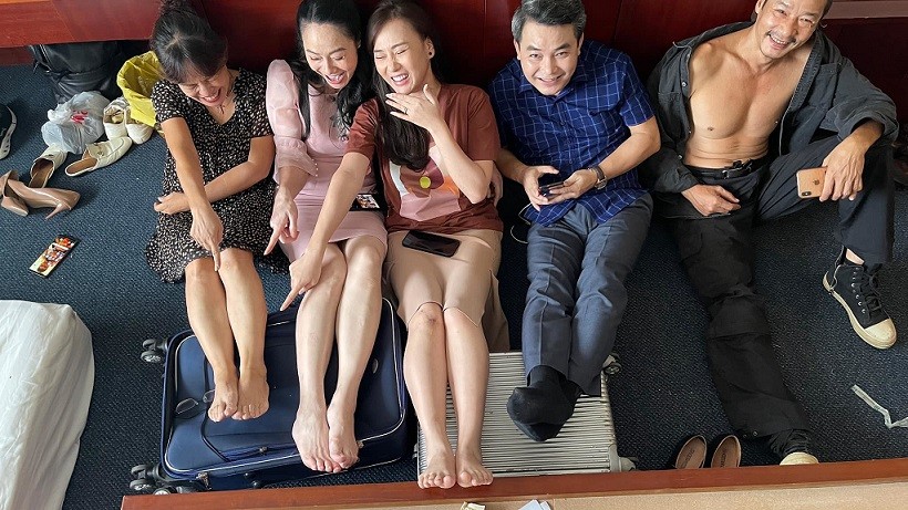 Hậu trường cười nghiêng ngả của dàn diễn viên phim Hương vị tình thân