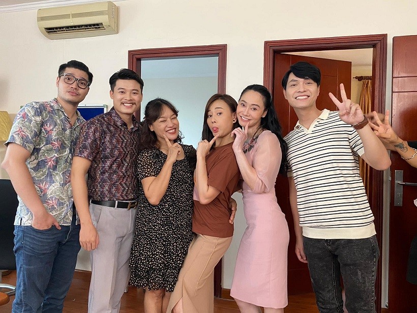 Hậu trường cười nghiêng ngả của dàn diễn viên phim Hương vị tình thân