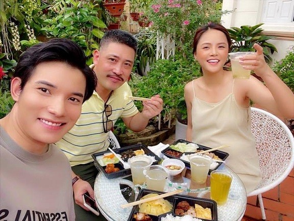 Hậu trường cười nghiêng ngả của dàn diễn viên phim Hương vị tình thân