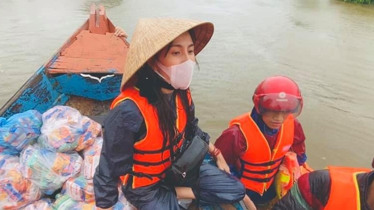 Ca sĩ Thủy Tiên sẽ trực tiếp sao kê tiền từ thiện tại ngân hàng lúc 14h ngày 17/9