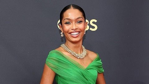 Emmy 2021: Ngắm dàn mỹ nhân chuộng màu nổi, rực rỡ trên thảm đỏ