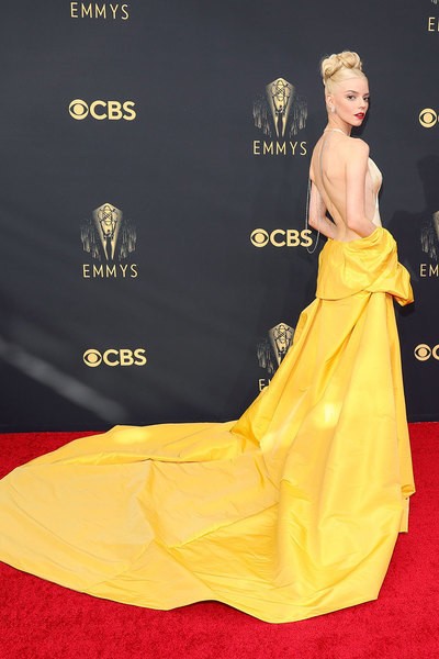 Anya Taylor-Joy thành tâm điểm chú ý khi đến sự kiện trong bộ đầm vàng của Dior Haute Couture vô cùng cổ điển và gợi cảm với phần lưng hở sexy. (Nguồn: People)