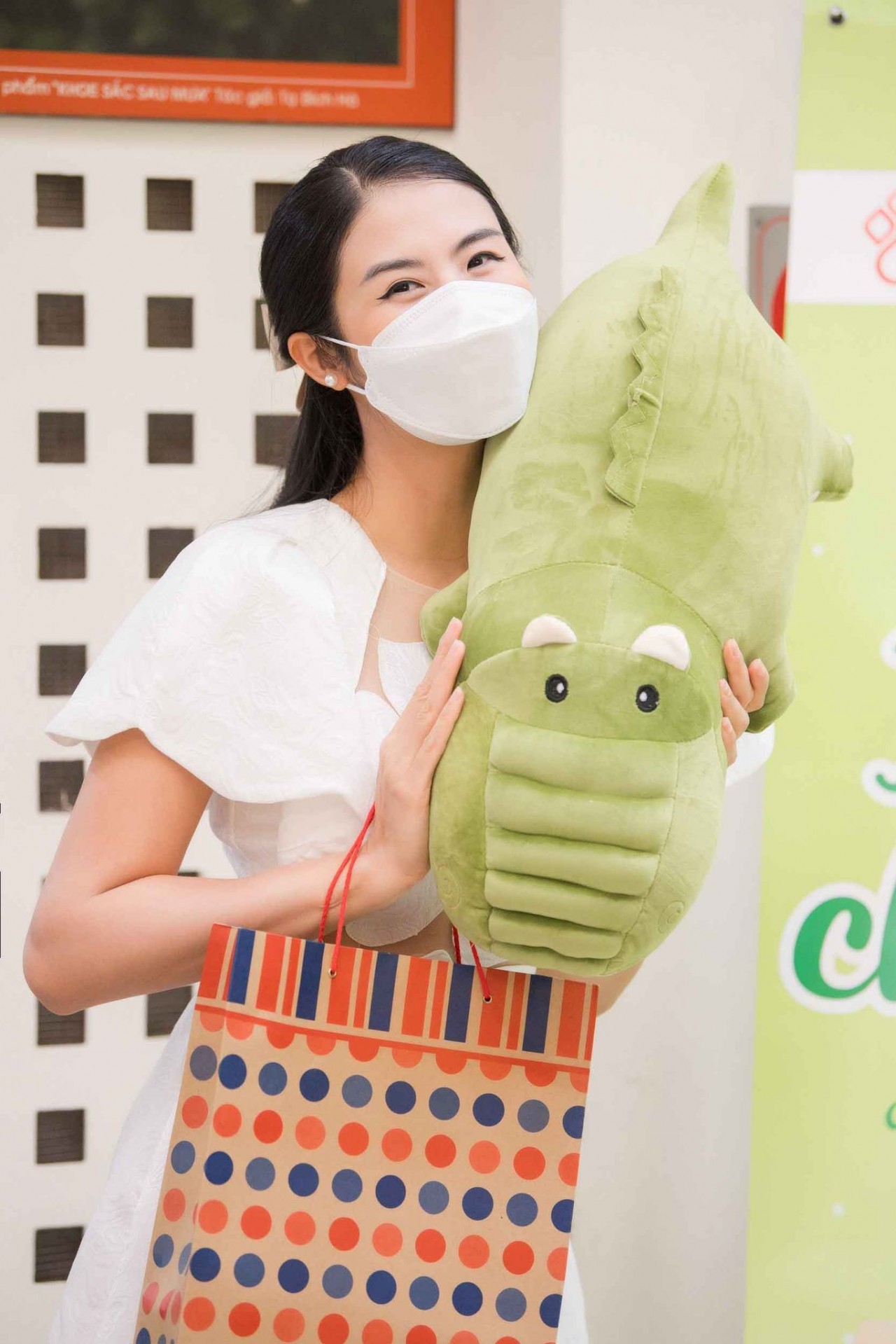 Hoa hậu Ngọc Hân hiến máu nhân đạo và trao quà tại bệnh viện nhân dịp Tết Trung thu