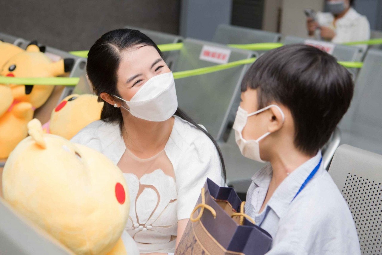 Hoa hậu Ngọc Hân hiến máu nhân đạo và trao quà tại bệnh viện nhân dịp Tết Trung thu