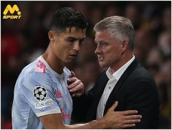 HLV Solskjaer: Ronaldo có thể thi đấu tới 40 tuổi, Man Utd không được hưởng phạt đền là do... Jurgen Klopp