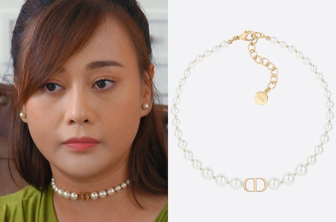 Trong những tập phim gần đây của Hương vị tình thân, diễn viên Phương Oanh thăng hạng phong cách. Kết hôn với Shark Long (Mạnh Trường đóng), Nam trở thành con dâu nhà đại gia, liên tục diện những món phụ kiện đắt đỏ đến từ các nhà mốt danh tiếng. Trong hình, cô đeo 30 Montaigne Choker của Dior, giá 830 USD (gần 19 triệu đồng).