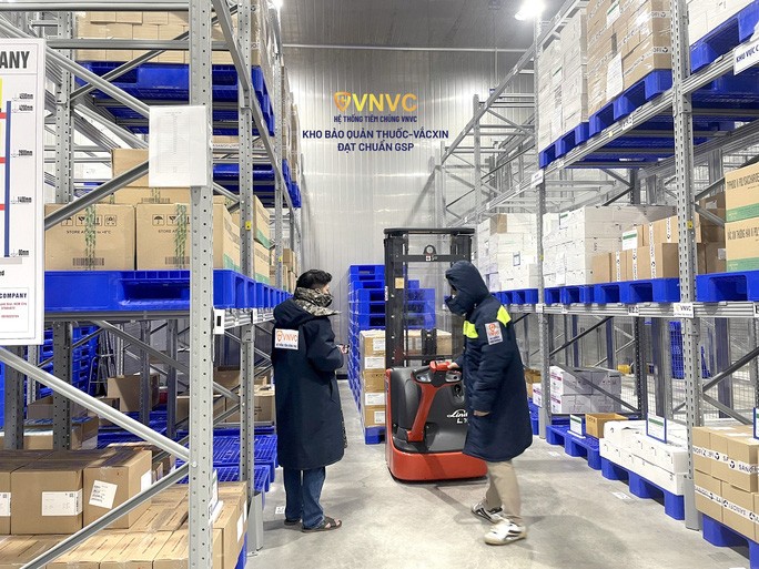 Thêm hơn 1,3 triệu liều vaccine AstraZeneca phòng Covid-19 được chuyển cho Bộ Y tế trưa 27/9. (Nguồn: VNVC)