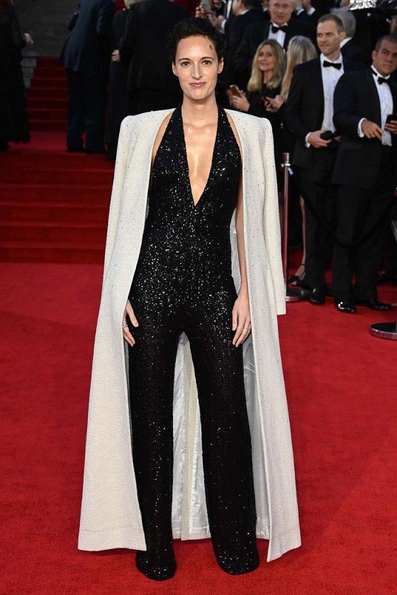 Phoebe Waller-Bridge khác biệt trên thảm đỏ trong bộ jumpsuit sequin của Azzaro kết hợp áo choàng. (Nguồn: Shutterstock)