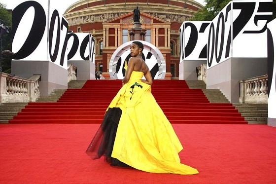 Lashana Lynch nổi bật với đầm vàng của Vivienne Westwood Couture.