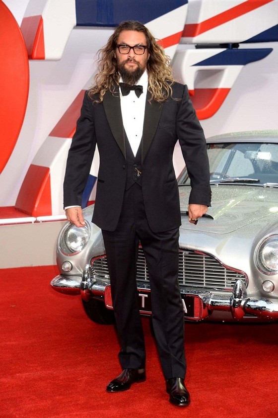 Tài tử 'Aquaman' Jason Momoa lịch lãm trong bộ vest tuxedo đen.