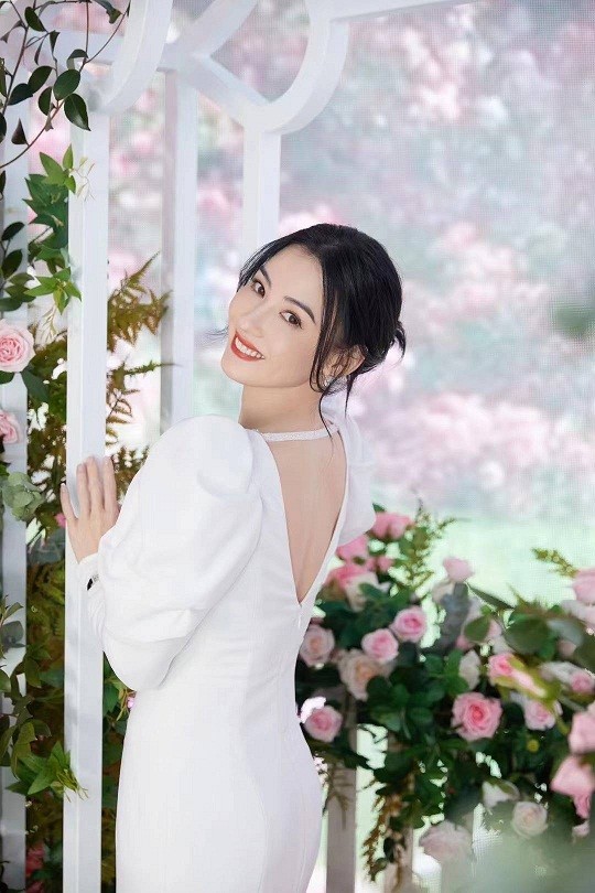 Trương Bá Chi xinh đẹp quyến rũ ở tuổi 41 và gây chú ý khi đưa con trai đi làm cùng