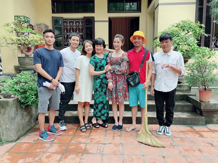 Diễn viên Trung Ruồi chia sẻ bức ảnh hậu trường chụp cùng hai đạo diễn và dàn diễn viên trong '11 tháng 5 ngày' sau khi nhân vật Long đần cầu hôn Thục Anh thành công. Diễn viên Trung Ruồi chia sẻ bức ảnh hậu trường chụp cùng hai đạo diễn và dàn diễn viên trong '11 tháng 5 ngày' sau khi nhân vật Long đần cầu hôn Thục Anh thành công.