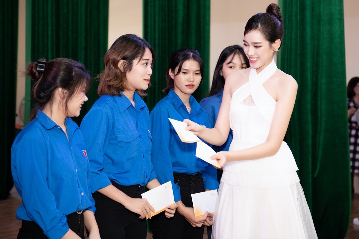 Đỗ Thị Hà thay mặt ban tổ chức Hoa hậu Việt Nam 2022 tặng 10 suất học bổng đến những sinh viên có hoàn cảnh khó khăn tại sự kiện.