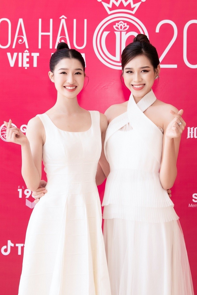 Phương Nhi (trái), Đỗ Thị Hà cùng chọn phong cách thanh lịch khi hội ngộ tại buổi tuyển sinh Hoa hậu Việt Nam 2022 tại Đại học Hồng Đức.