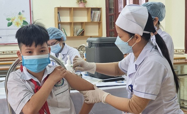 Đẩy nhanh tiêm vaccine Covid-19 để bảo vệ trẻ khi đến trường. (Nguồn: SK&ĐS) Đẩy nhanh tiêm vaccine Covid-19 để bảo vệ trẻ khi đến trường. (Nguồn: SK&ĐS)