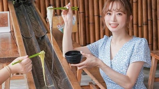 Món mì trượt máng nước hút khách ở Đài Loan (Trung Quốc)
