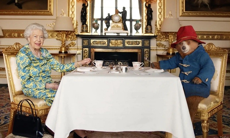 Là người trị vì ngai vàng lâu nhất thế giới với 70 năm, Nữ hoàng Anh Elizabeth II có ảnh hưởng sâu sắc tới chính trị và xã hội thế giới, đồng thời trở thành một cảm hứng lớn trong văn hóa, nghệ thuật và giải trí.  Chân dung bà từng được tái hiện trong hơn 20 phim điện ảnh và lượng lớn phim - chương trình truyền hình. Một số phim hoạt hình cũng biến tấu hình ảnh của Nữ hoàng theo phong cách hài hước như 'Minions', 'The Simpsons', 'The Queen's Corgi'... Bản thân nữ quốc vương từng nhận lời làm cameo trong một phim ngắn phái sinh từ phim điện ảnh hài 'Paddington' (ảnh).