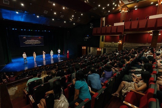 Nhóm nhạc Mỹ - A Cappella Backtrack Vocals kết thúc chuyến lưu diễn tại Việt Nam Nhóm nhạc Mỹ - A Cappella Backtrack Vocals kết thúc chuyến lưu diễn tại Việt Nam