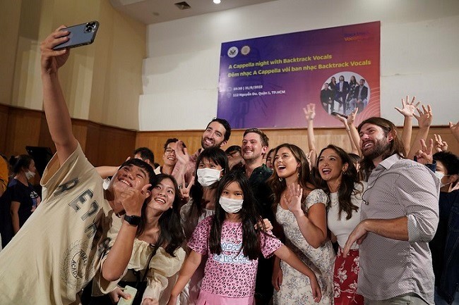 Nhóm nhạc Mỹ - A Cappella Backtrack Vocals kết thúc chuyến lưu diễn tại Việt Nam Nhóm nhạc Mỹ - A Cappella Backtrack Vocals kết thúc chuyến lưu diễn tại Việt Nam