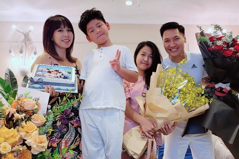 Mạnh Trường đón sinh nhật lần thứ 37 bên vợ, con và một số bạn thân hôm 11/9. Trên trang cá nhân, anh hóm hỉnh nói về bản thân: 'Bước sang tuổi 37 với vẻ ngoài như 27 và một tâm hồn mong manh thơ ngây như 17'.