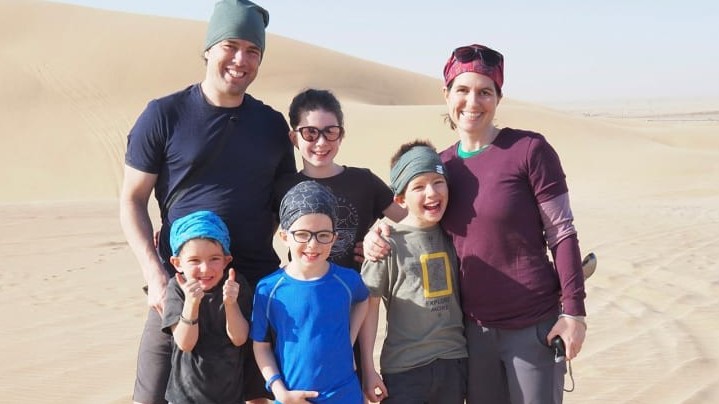 Biết tin 3 con có khả năng mù vĩnh viễn, đôi vợ chồng lên kế hoạch đưa cả gia đình đi vòng quanh thế giới