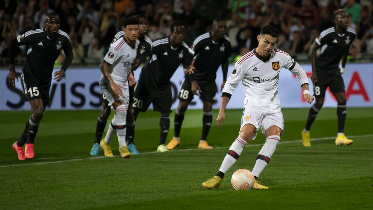 Man Utd: Cristiano Ronaldo ghi bàn và từ chối chụp ảnh với fan nữ