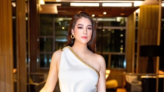 Kiểu đầm 'nữ thần' giúp Trương Ngọc Ánh thanh thoát và tôn dáng hiệu quả