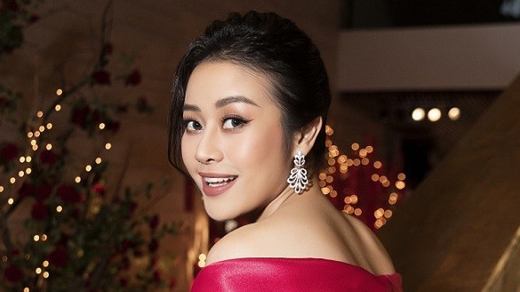 MC Phí Linh quyến rũ, linh hoạt chọn trang phục dự sự kiện