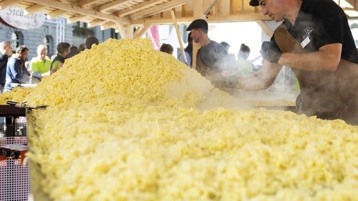 Thụy Sỹ làm bánh khoai tây rosti lớn nhất thế giới có kích thước 13,7 mét vuông