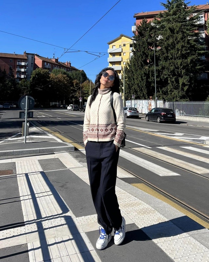 H'Hen Niê sang Italy để trình diễn cho NTK Hoàng Hải tại Milan Fashion Week, đồng thời tham gia một số lịch trình công tác khác. Nhân dịp được vi vu châu Âu, hoa hậu tranh thủ khám phá các thành phố lãng mạn như Milan, Rome...