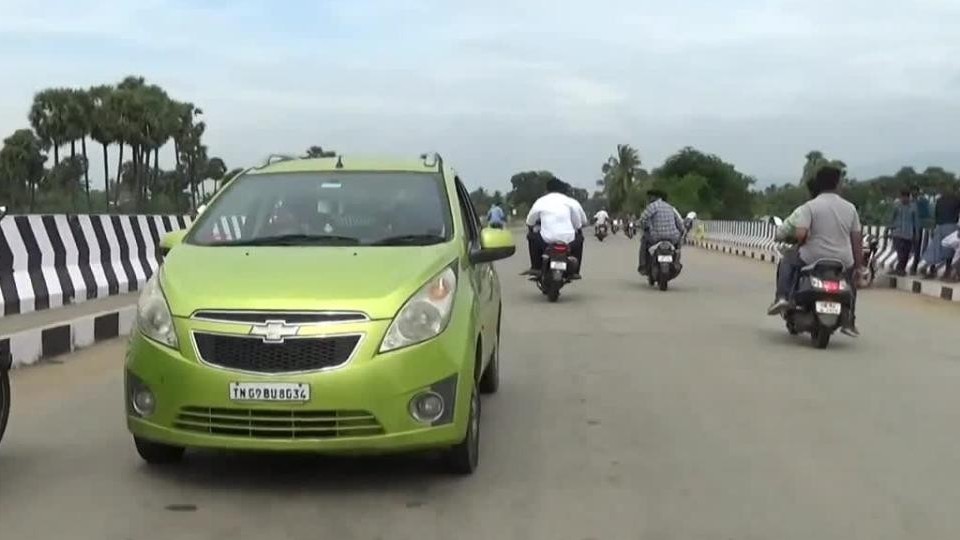 Tập luyện chăm chỉ, người đàn ông lái xe ô tô đi lùi lập kỷ lục thế giới