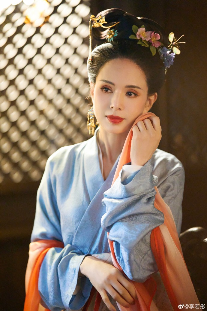 Lý Nhược Đồng đăng bộ ảnh mặc trang phục cổ trang và viết: 'Cô Cô trang điểm theo phong cách của các cung nữ thời Tống, mời mọi người cùng mình du ngoạn mùa thu'.