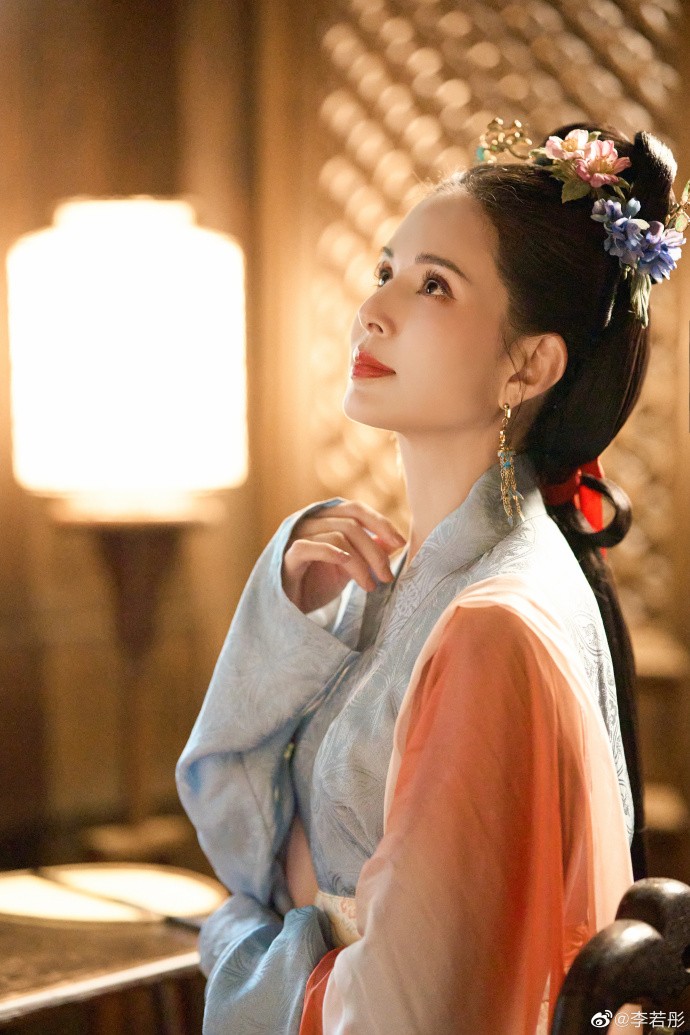 Bộ ảnh Lý Nhược Đồng tuổi 56 đẹp như trong tranh bước ra đời thực