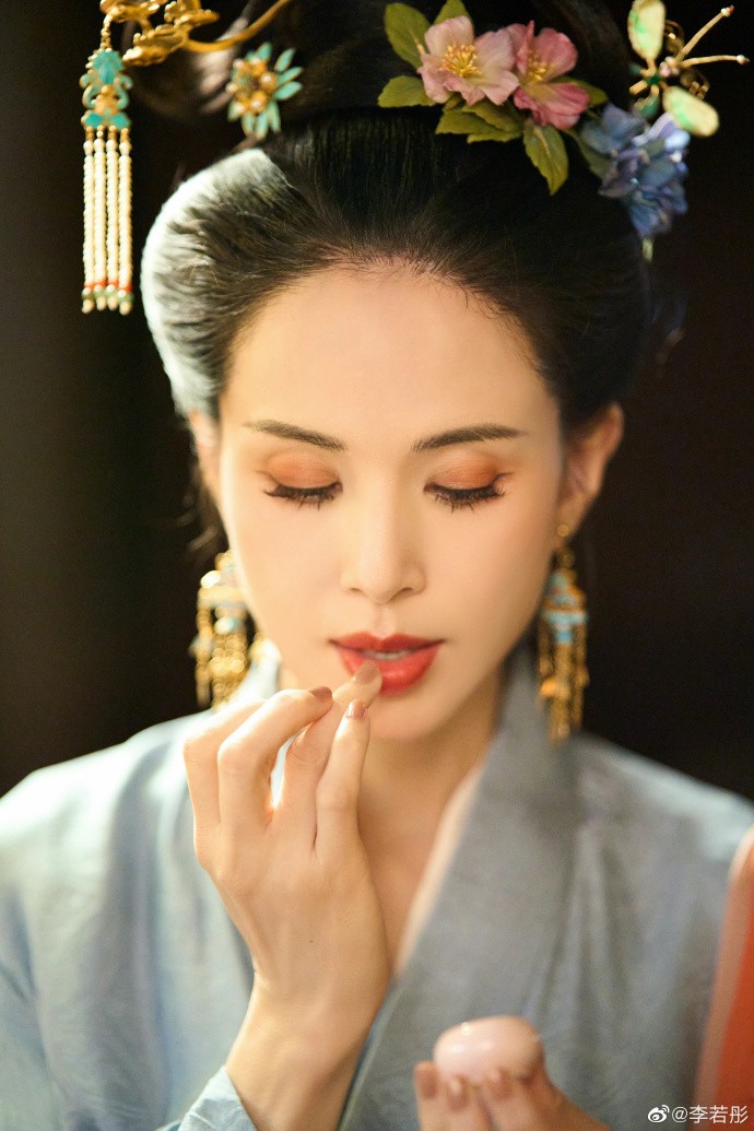 Bộ ảnh Lý Nhược Đồng tuổi 56 đẹp như trong tranh bước ra đời thực