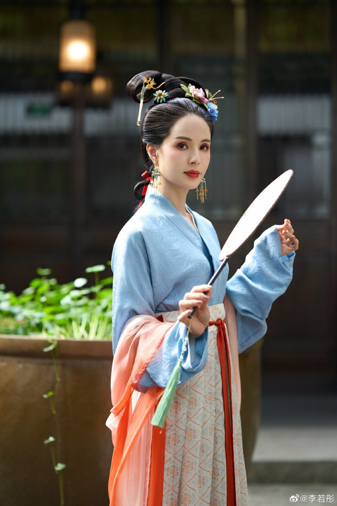 Bộ ảnh Lý Nhược Đồng tuổi 56 đẹp như trong tranh bước ra đời thực