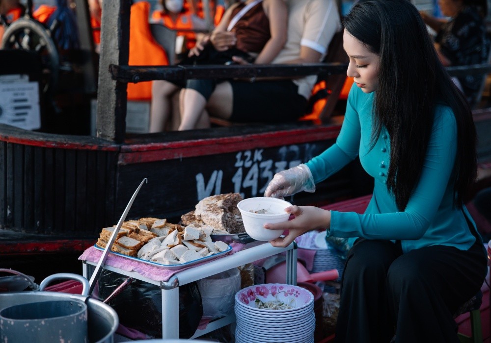 The Miss Globe 2022: Lâm Thu Hồng diện áo bà ba, giới thiệu chợ nổi Cái Răng The Miss Globe 2022: Lâm Thu Hồng diện áo bà ba, giới thiệu chợ nổi Cái Răng