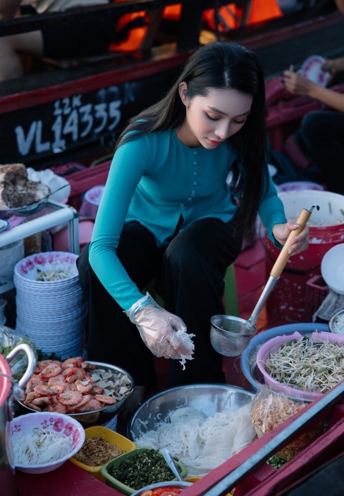 The Miss Globe 2022: Lâm Thu Hồng diện áo bà ba, giới thiệu chợ nổi Cái Răng The Miss Globe 2022: Lâm Thu Hồng diện áo bà ba, giới thiệu chợ nổi Cái Răng