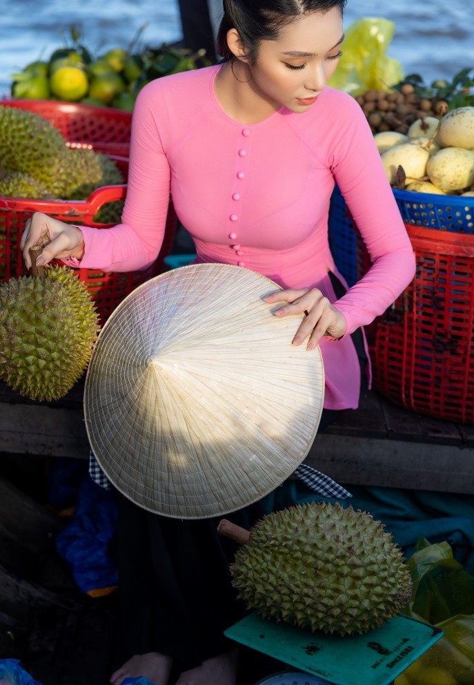 The Miss Globe 2022: Lâm Thu Hồng diện áo bà ba, giới thiệu chợ nổi Cái Răng The Miss Globe 2022: Lâm Thu Hồng diện áo bà ba, giới thiệu chợ nổi Cái Răng