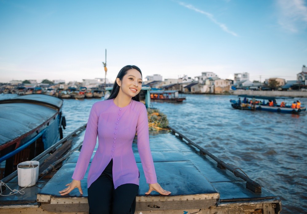 The Miss Globe 2022: Lâm Thu Hồng diện áo bà ba, giới thiệu chợ nổi Cái Răng The Miss Globe 2022: Lâm Thu Hồng diện áo bà ba, giới thiệu chợ nổi Cái Răng