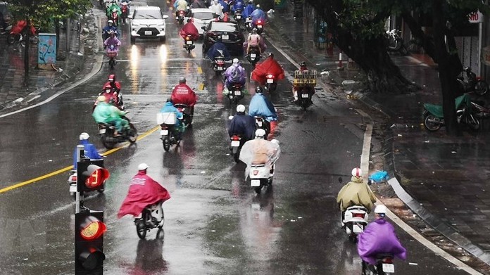 Dự báo thời tiết đêm nay và ngày mai (23-24/9): Hà Nội mưa vừa và dông; đồng bằng Bắc Bộ và Bắc Trung Bộ mưa to đến rất to; phía Nam mưa rào rải rác