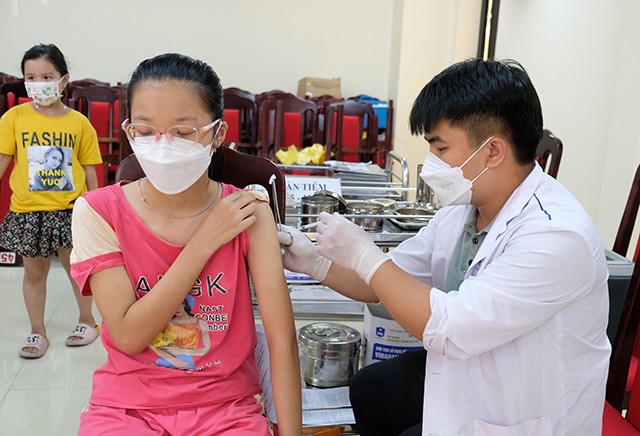 Nhiều địa phương cơ bản hoàn thành tiêm vaccine Covid-19 mũi 3, mũi 4, tiêm liều cơ bản cho trẻ em. (Ảnh: Trần Minh)