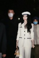 Hai luồng ý kiến về việc Phạm Băng Băng xuất hiện tại Tuần lễ thời trang Thượng Hải