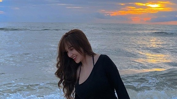 Cầu thủ Hoàng Đức chụp ảnh cho bạn gái trong kỳ nghỉ ở Phú Quốc