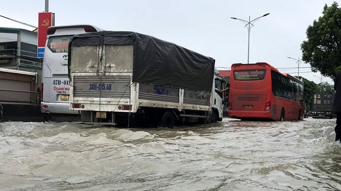 Dự báo thời tiết đêm nay và ngày mai (30/9-1/10): Hà Nội và cả nước có mưa và mưa to cục bộ; Đông Bắc Bộ, Bắc Trung Bộ mưa vừa, mưa to đến rất to